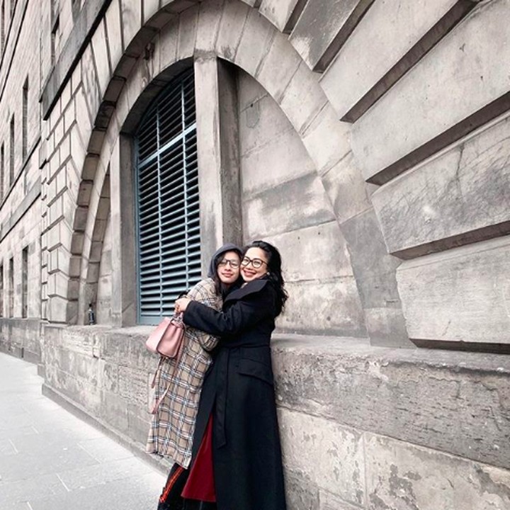 <p>Feni sering menghabiskan waktu bareng anak keduanya Audi. Terlihat sudah remaja ternyata Audi masih berusia 13 tahun, Bun. (Foto: Instagra @fenirose)</p>