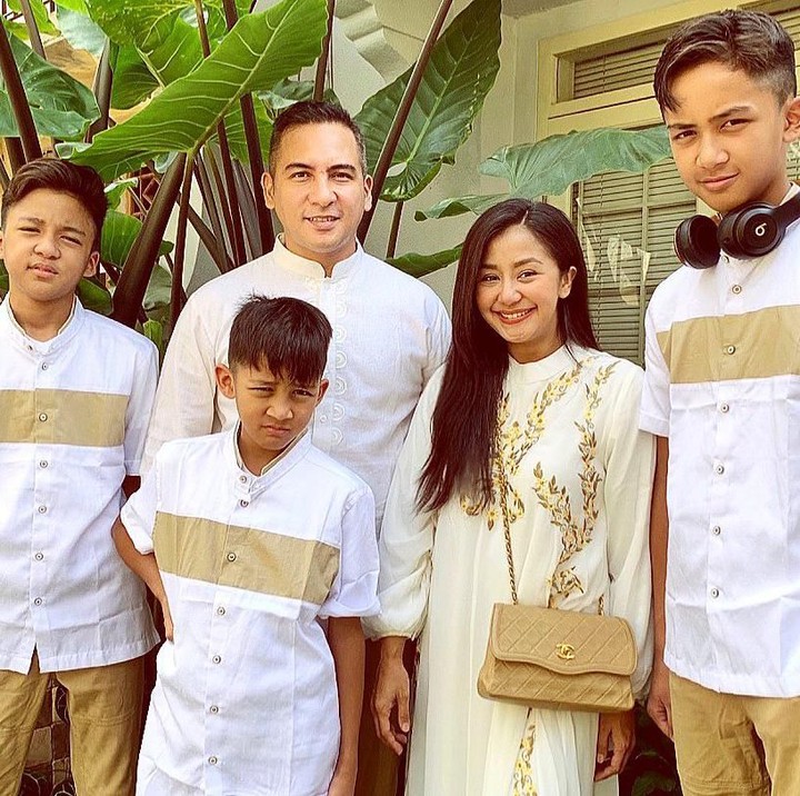 <p>Namun, awalnya pernikahan mereka sempat tak direstui keluarga karena perbedaan keyakinan. (Foto: Instagram @amaranggana)</p>