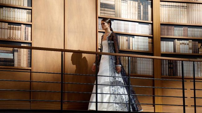 Koleksi couture Virginie Viard menguatkan filosofi Chanel, di mana semuanya didasarkan pada kemudahan bergerak dan tanpa kekangan.