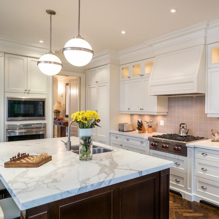 <p><em>Nah,</em> <em>kitchen island</em> yang satu ini cocok bagi Bunda yang ingin dapur dengan kesan mewah. Ukuran <em>kitchen island</em> dibuat lebih besar dan menggunakan marmer putih bercorak sebagai material <em>countertop</em>. (Foto: iStock)</p>