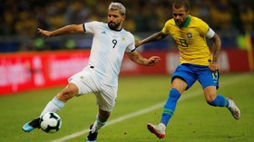 Aguero Merasa Dipukul Pemain Brasil Sebelum Gol Firmino
