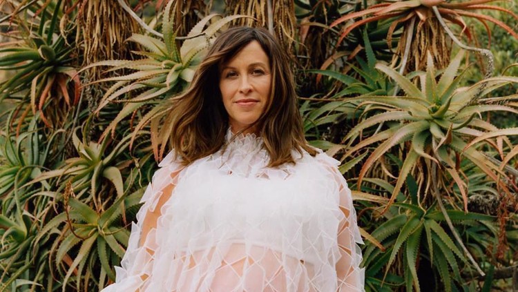 Alanis Morissette tengah hamil anak ketiga di usianya yang ke-45 tahun. Banyak cerita soal kehamilannya kali ini, Bun.
