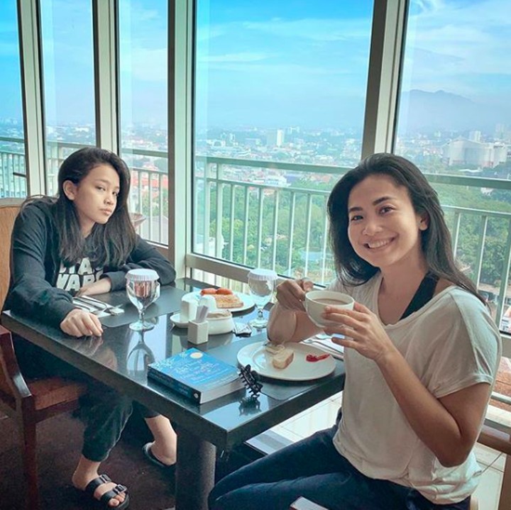 <p>Bersama Audi liburan ke Bandung. Sarapan ditemani <em>view</em> yang indah berlatar belakang lanskap kota Bandung yang menakjubkan. (Foto: Instagram @fenirose)</p>