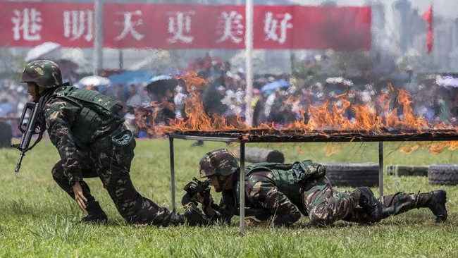 China memamerkan latihan militer di Hong Kong, langkah yang dianggap sebagai peringatan bagi para pengkritik di tengah gelombang protes RUU ekstradisi.
