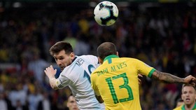Alves: Messi Kehilangan Irama jika Dua Menit Tak Pegang Bola