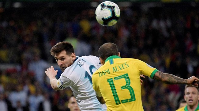 Dani Alves menyebut Lionel Messi bakal kehilangan irama permainan jika tak memegang bola lebih dari dua menit.