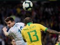 Alves: Messi Kehilangan Irama jika Dua Menit Tak Pegang Bola