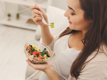 4 Jenis Makanan yang Perlu Ada di Menu Makan Siang Ibu Menyusui