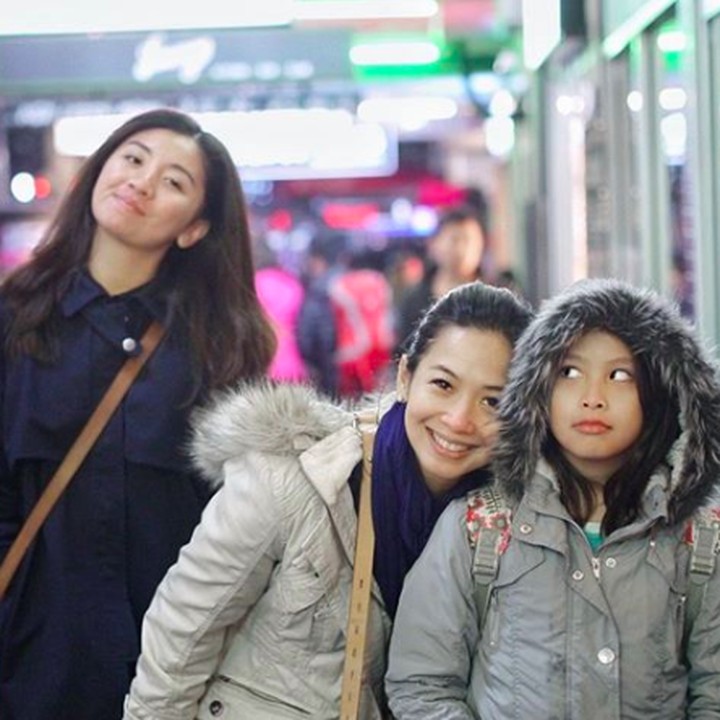 <p><em>Throwback</em> foto empat tahun lalu saat mereka bertiga liburan ke Melbourne pada 2015. Feni pun masih takjub menyadari perubahan mereka yang terasa begitu cepat. (Foto: Instagram @fenirose)</p>