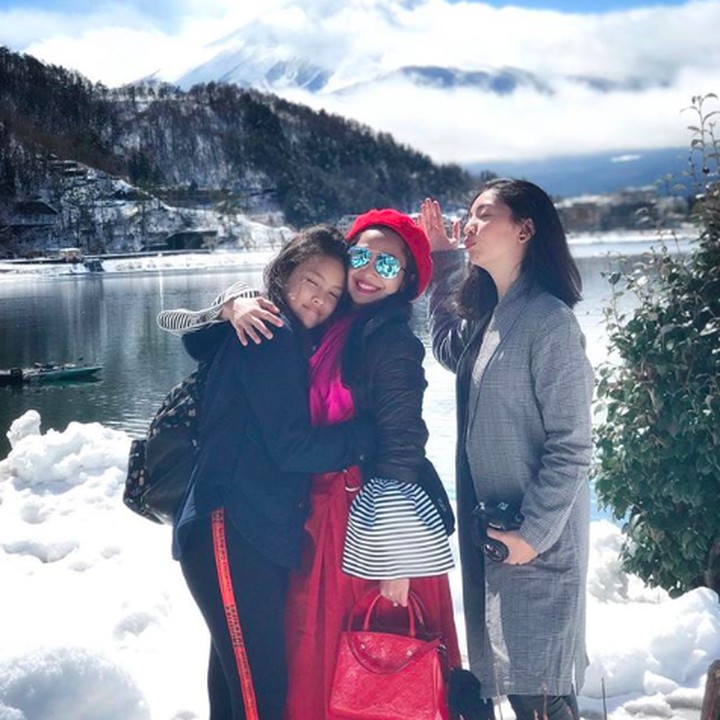<p>Kalau yang satu ini, mereka lagi menghabiskan liburan ke Jepang. Gaya Kakak Gianni lucu banget ya, Bun. He-he-he. (Foto: Instagram @fenirose)</p>