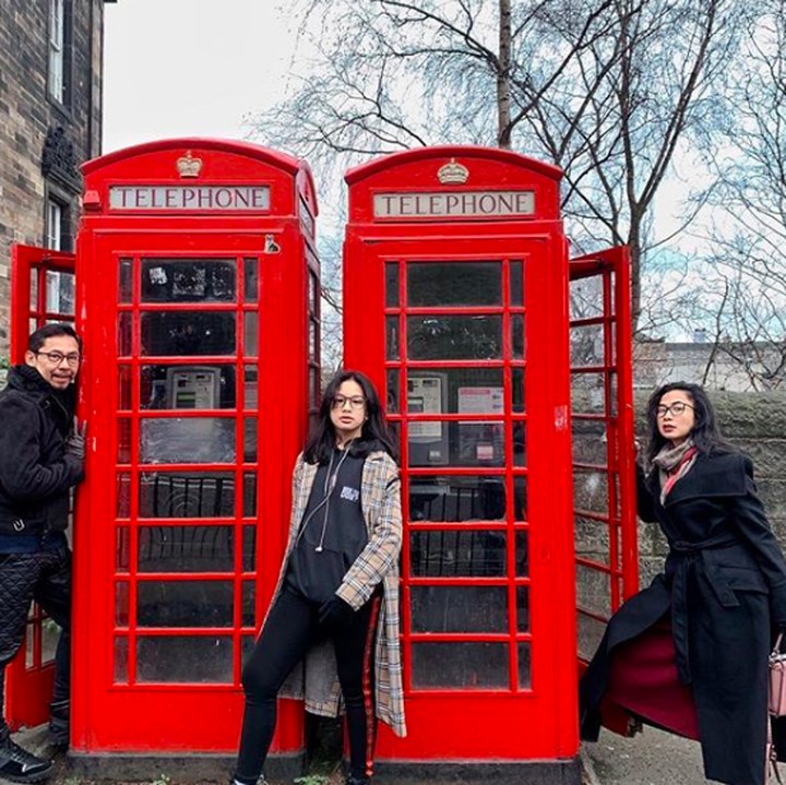 <p>Kalau ke Inggris, rasanya enggak lengkap kalau belum foto di depan boks telepon merah yang ikonik. Kali ini Kakak Gianni yang jadi fotografernya. (Foto: Instagram @fenirose)</p>
