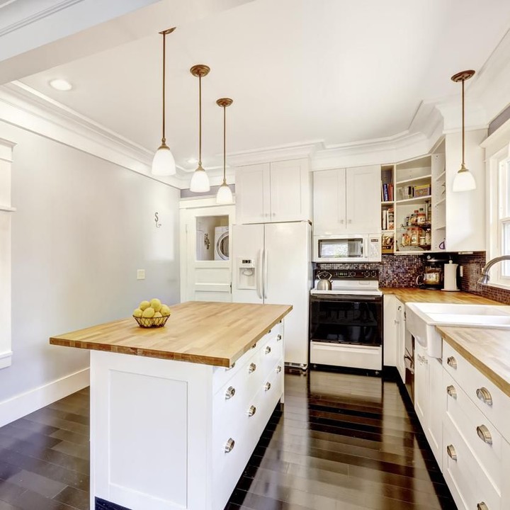 <p>Dapur yang satu ini bergaya modern namun simpel. <em>Kitchen island</em>-nya memadukan warna putih untuk kabinet dan <em>hardwood</em> sebagai <em>countertop</em>. (Foto: iStock)</p>