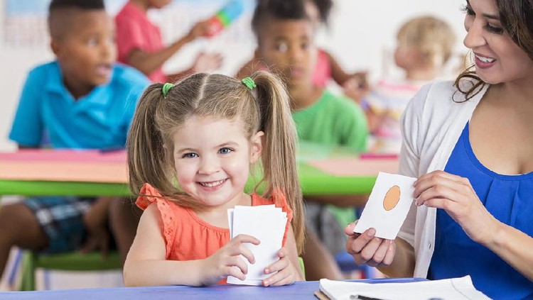 4 Cara Sederhana Mengajari Anak agar Cepat Bicara Si kecil mengalami keterlambatan bicara? Daripada panik coba empat cara sederhana berikut yuk!