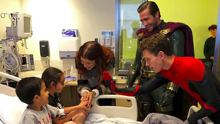 Tom Holland dan aktor superhero di film Spider-Man: Far From Home berkunjung ke rumah sakit.