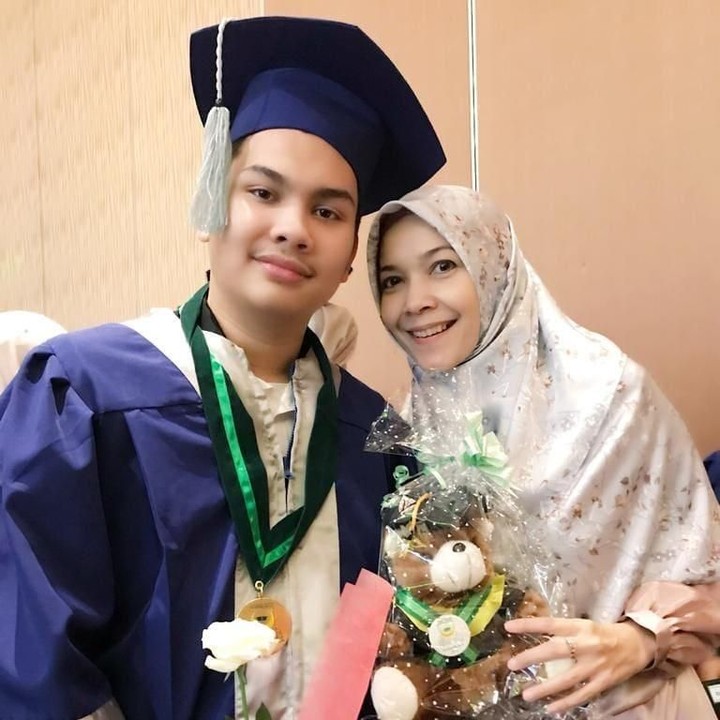 <p>Saat Raydinata Yashifa lulus SMA, Eksanti tak lupa memanjatkan doa untuk sang putra. "Mama selalu berdoa supaya kamu bermanfaat bagi masyarakat dan agamu nak," ucap Eksanti dalam akun Instagramnya. (Foto: Instagram @eksantiisreal)</p>