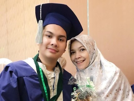 6 Potret Hangat Artis 90-an Eksanti dan Putranya