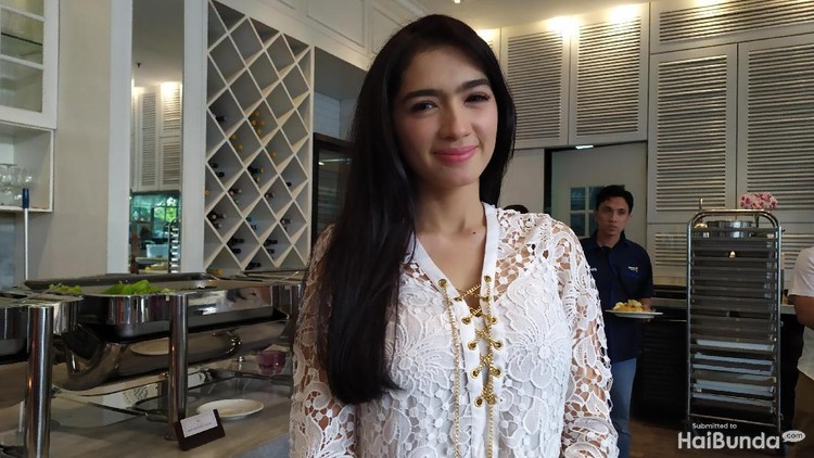Menjaga asupan dalam tubuh adalah salah satu rahasia cantik Angel Karamoy.