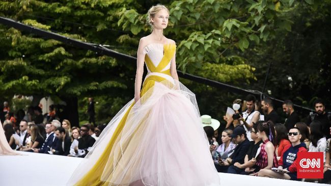 Ralph & Russo membangkitkan kejayaan mode era 1930-an lewat koleksi Musim Dingin 2019/2020 pada gelaran Paris Couture Week.
