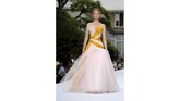 FOTO: Kejayaan Couture 'Bangkit' di Tangan Ralph & Russo Duet desainer Tamara Ralph dan Michael Russo membangkitkan kejayaan couture era 1930-an pada gelaran Paris Couture Week.