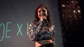 img-title Pengisi Suara Orisinal 'Little Mermaid' Dukung Halle Bailey