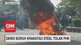 VIDEO: Buruh Krakatau Steel Unjuk Rasa Tolak PHK