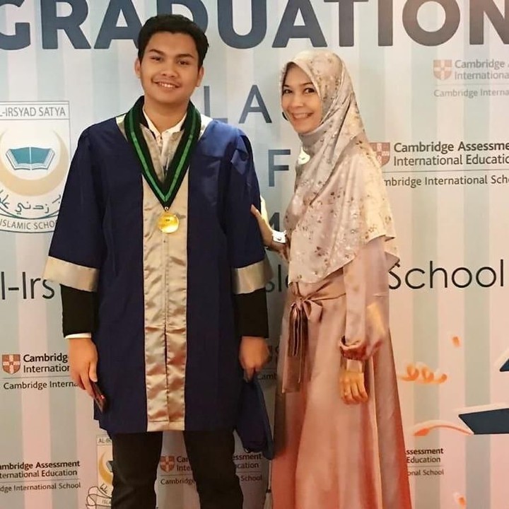<p>Eksanti saat menghadiri acara kelulusan SMA sang putra tercinta, Raydinata Yashifa. (Foto: Instagram @eksantiisreal)</p>