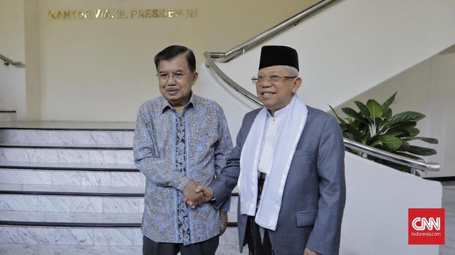 Diundang Jusuf Kalla, Wakil Presiden Terpilih Ma'ruf Amin dikenalkan dengan para staf Istana Wapres dan setumpuk pekerjaan sebagai wakil presiden.