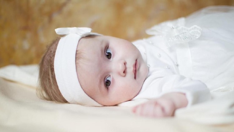 Untuk calon gadis cilik, Bunda bisa memberinya nama bayi perempuan terinspirasi Bahasa Sanskerta berawalan 'adi'.