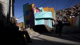 FOTO : Mural Cantik Penghias Desa di 'Atap' Bolivia Desa Chua Uma dekat La Paz di Bolivia bukan perkampungan biasa. Di desa berlokasi 3.800 meter di atas permukaan laut ini memiliki ragam rupa mural cantik.