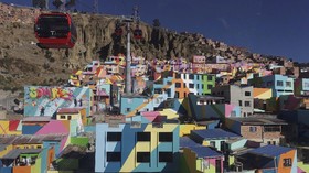FOTO : Mural Cantik Penghias Desa di 'Atap' Bolivia