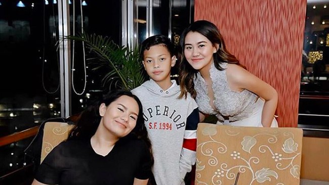 Ular ozlarining jinsiy aloqa lentalarini Internetga joylashtirdilar.