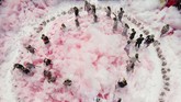 NYALANG: Kisah Abadi di Belantara Angan Dalam foto unik pilihan CNNIndonesia.com pekan ini, ada cerita tentang panas yang menyengat Eropa, padi-padi unik di China, dan api di Pan America Games.