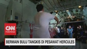 VIDEO: Susi Susanti Bermain Bulu Tangkis di Pesawat Hercules