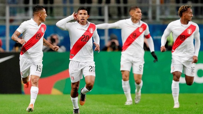 Peru berhasil unggul 2-0 atas Chile di babak pertama duel semifinal Copa America 2019 di Porto Alegre, Kamis (4/7).