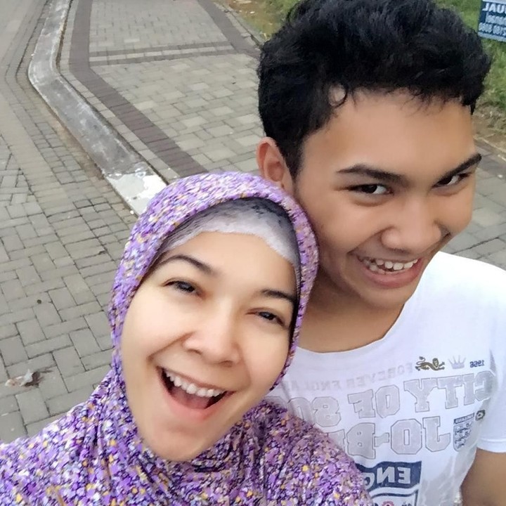 <p>Salah satu bentuk <em>quality time</em> Eksanti dengan sang putra adalah olahraga bersama. (Foto: Instagram @eksantiisreal)</p>