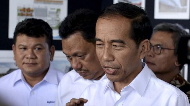 Saat Presiden Jokowi tiba di Bandara Abdul Rachman Saleh, Aremania meminta Tragedi Kanjuruhan diusut tuntas.