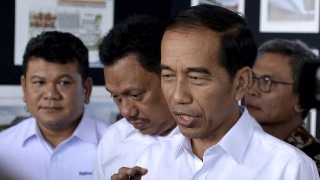 Jokowi Disambut Teriakan Aremania di Bandara Malang: Usut Tuntas Pak! Saat Presiden Jokowi tiba di Bandara Abdul Rachman Saleh, Aremania meminta Tragedi Kanjuruhan diusut tuntas.