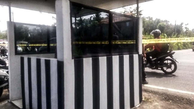 Polisi memasang garis polisi dan melakukan penyisiran usai insiden penembakan di pos pantau lalu lintas Kulon Progo, DIY.