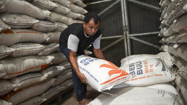 Presiden Jokowi meminta potensi penumpukan beras cadangan pemerintah di Bulog diberitahu dari jauh hari.