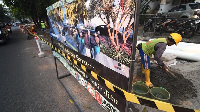 Pemprov DKI menargetkan pengerjaan proyek revitalisasi trotoar di Kemang, Cikini, dan Kasablanka rampung pada Desember mendatang.