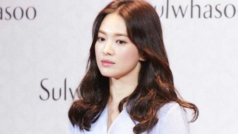 Sisi Lain Sosok Song Hye Kyo Song Hye Kyo baru saja menyumbang 10 ribu buku.