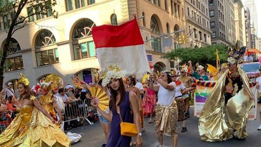 Kibarkan Bendera Indonesia Saat Parade LGBT, Dena Rachman Dikecam