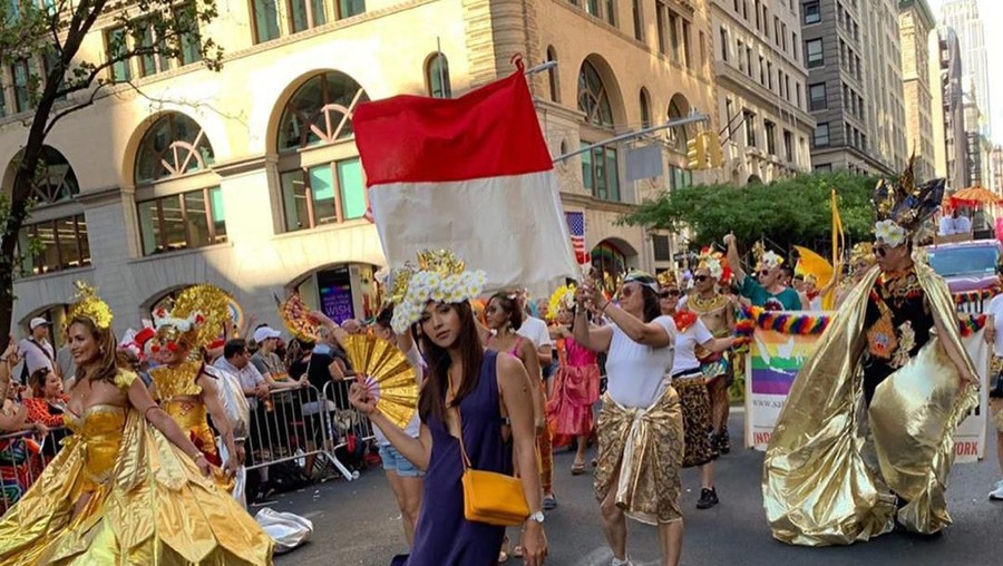 Seorang transgender, Dena Rachman, banjir kecaman setelah kibarkan bendera Indonesia pada pesta LGBT.