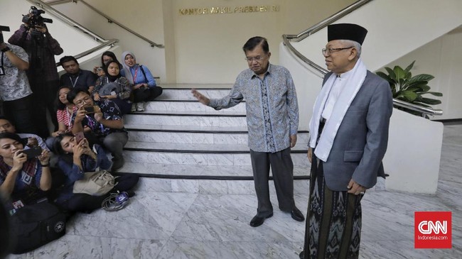 Wakil Presiden Jusuf Kalla menyambut wakil presiden terpilih Ma'ruf Amin yang mendatangi kantornya pagi ini untuk membagi informasi tugas ke depannya.