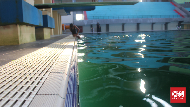 Kolam akuatik Jakarta Sport Center (JSC) berlumut, Gubernur Sumatera Selatan Herman Deru menyebut kondisi itu akibat puting beliung.