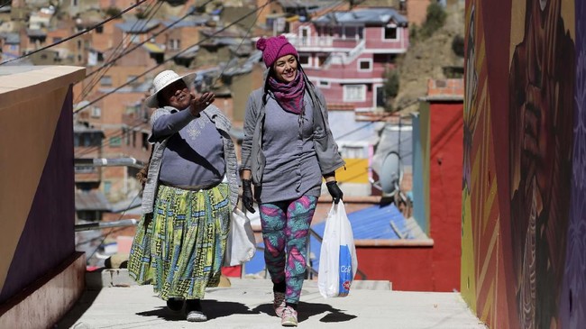 FOTO : Mural Cantik Penghias Desa di 'Atap' Bolivia