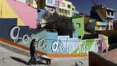 FOTO : Mural Cantik Penghias Desa di 'Atap' Bolivia Desa Chua Uma dekat La Paz di Bolivia bukan perkampungan biasa. Di desa berlokasi 3.800 meter di atas permukaan laut ini memiliki ragam rupa mural cantik.