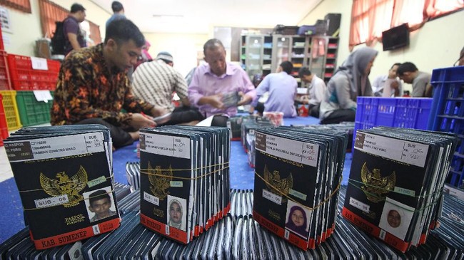 Pakar hukum menilai revisi PP Nomor 2 Tahun 2007 hendaknya memperhatikan UU Kewarganegaraan dan hasil putusan Mahkamah Konstitusi.