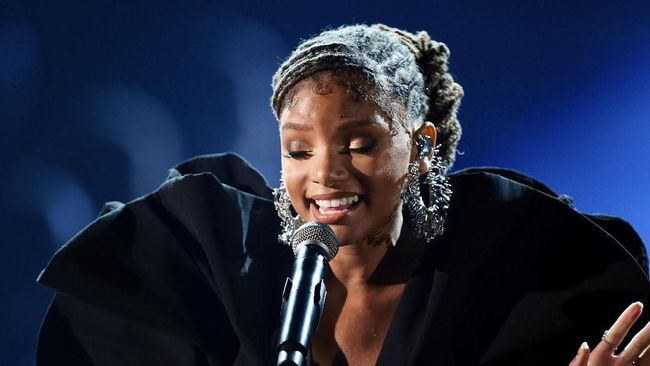 Terlebih dahulu dikenal dari proyek musiknya bersama sang kakak, Halle Bailey bergeming dengan kontroversi perannya sebagai Ariel dalam The Little Mermaid.