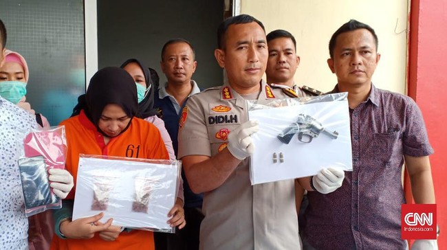 Polisi menyamar dan berpura-pura membeli narkoba. Saat hendak menyerahkan ekstasi, tersangka menyadari pembelinya anggota kepolisian. Baku tembak pun terjadi.